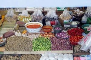 eine Sammlung von Küchengewürzen zum Kochen von Speisen, die ordentlich in einem einfachen Markt angeordnet sind foto
