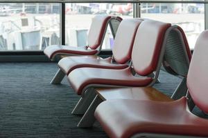 Abflughalle mit leeren Stühlen im Terminal des Flughafens, Wartebereich foto