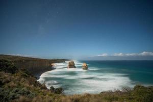 spektakuläre Aussicht auf zwölf Apostel, eine ikonische Felsformation in der Nacht. Einer der beliebtesten Orte in der Great Ocean Road im Bundesstaat Victoria in Australien. foto