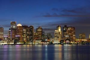 Boston Skyline in der Nacht, Massachusetts, USA
