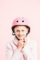 lustige Frau, die reale Leute des Fahrradhelmporträts rosa Hintergrund trägt