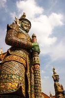 riesige stehende skulptur im wat phra kaew bangkok thailand foto