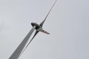 Windmühle und weißer Himmel foto