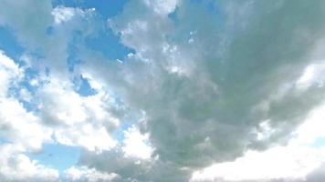 Große weiße Wolken am Himmel mit Sonnenlicht, das während der 3D-Darstellung tagsüber auf die Wolken scheint foto
