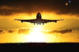 Silhouette eines Passagierflugzeugs, das abends vom Flughafen abhebt. foto