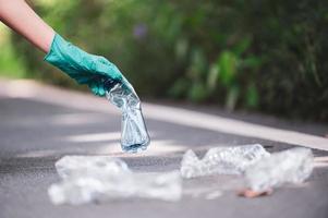 Kunststoff-Wasserflaschen, die entleert und in öffentlichen Bereichen zurückgelassen wurden, werden gesammelt, um sie für die Sammlung zum Recycling zu sortieren foto