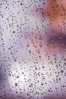 Regentropfen auf dem Fenster an regnerischen Tagen, abstrakter Hintergrund foto