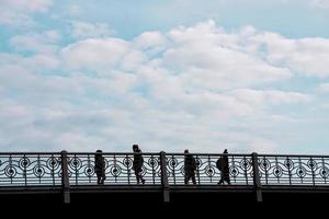 bilbao, vizcaya, spanien, 2022-touristen auf einer brücke foto