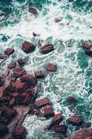 felsen am meer an der küste in bilbao, spanien foto