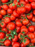 tomate grüner zweig kirschtomaten früchte auf der theke des marktes speichern gesunde mahlzeit essen snack kopie raum essen hintergrund vegetarisch vegan foto