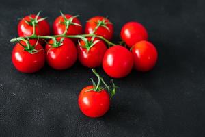 tomate kirschgrün zweig gemüse frisch gesund mahlzeit essen snack auf dem tisch kopierraum foto