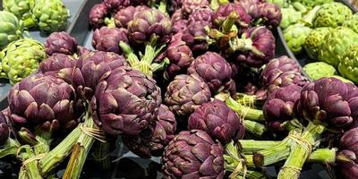 Artischocke frische reife Früchte Theke im Marktgeschäft gesunde Mahlzeit Lebensmittel Diät Snack vegetarisch vegane oder vegetarische Kost kopieren foto