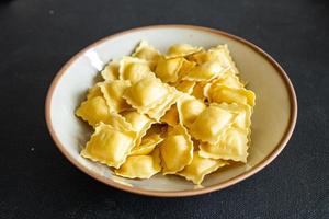 ravioli gemüse füllung frisch gesund mahlzeit essen snack diät auf dem tisch kopie raum essen hintergrund rustikal vegetarisch vegan oder vegetarisch foto