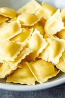 ravioli gemüse füllung frisch gesund mahlzeit essen snack diät auf dem tisch kopie raum essen hintergrund rustikal vegetarisch vegan oder vegetarisch foto