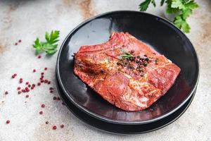 Steak rohes Fleisch Schweinefleisch frisches Rindfleisch Essen Snack auf dem Tisch kopieren