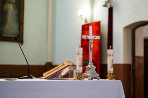 der Altar eines katholischen Priesters mit einer Bibel auf dem Tisch foto