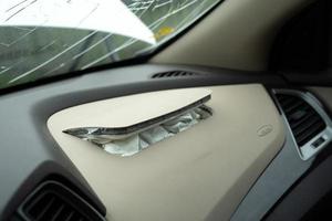 ausgelöster Airbag am Auto nach dem Crash foto