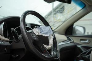 ausgelöster Airbag am Lenkrad des Autos nach dem Unfall foto