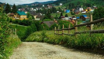 schöne Berglandschaft im Sommer. ein Blick auf das Dorf foto