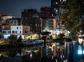 Nachtfotos von beleuchteten neuen schönen Gebäuden von Straßburg foto