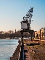 alter hafen, verlassene gebäude, brücken, graffiti an den hauswänden in strassburg foto