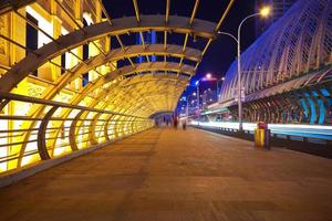 Stadtstraße Eisenbrücke der Nachtszene foto