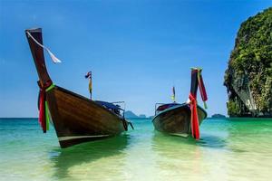 zwei Longtail-Boote in der Andamanensee