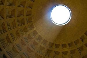 Lichtstrahl scheint durch Okulus des Pantheons foto