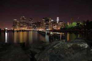 Türme auf Manhattans Insel bei Nacht. New York City. foto