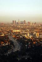 Panoramablick von Los Angeles bei Sonnenuntergang und hellblauem Himmel