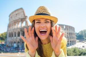glückliche junge Frau in der Nähe von Kolosseum in Rom, Italien foto