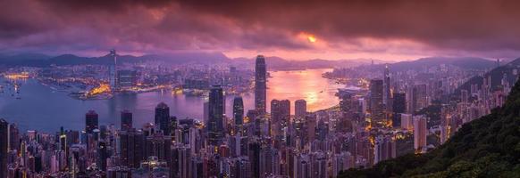 Panorama-Luftaufnahme der Skyline von Hongkong vom Victoria-Gipfel