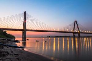 nhat tan Brücke im Sonnenuntergang foto