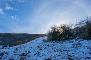 Schneebedeckte Berge an einem sonnigen Wintertag foto