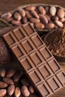 schokoladenbonbon, kakao und lebensmittelnachtischhintergrund foto