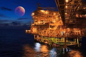 Offshore der Sonnenuntergang Industrie Öl und Gas Hintergrund super blauer Blutmond foto