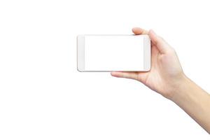 Frauenhand, die das weiße Smartphone mit leerem Bildschirm auf weißem Hintergrund mit Beschneidungspfad hält. foto