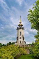 christliches Kirchenkreuz im hohen Kirchturm zum Gebet foto