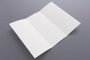 leere geöffnete dreifach gefaltete Broschüre isoliert auf grau