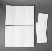 leerer weißer Faltpapier-Flyer foto