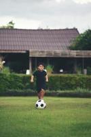 kleiner Junge, der Fußball spielt foto