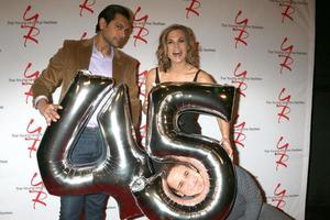 los angeles 26. märz, abhi sinha, gina tognoni, christian leblanc bei the the young and the restless feiern am 26. märz 2018 in los angeles, ca foto