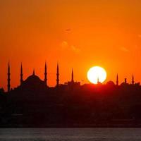 Istanbul Silhouette. blaue Moschee und Hagia Sophia bei Sonnenuntergang.