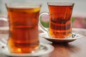 zwei Tassen türkischer Tee auf einem Tisch in Istanbul foto