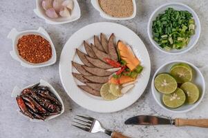 gegrillte Leberscheiben mit Karotten, Chili, Frühlingszwiebeln und Minze. foto