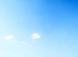 blauer Himmel mit Wolkenhintergrund. selektiver Fokus. Platz kopieren foto