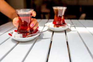 türkischer Tee in traditioneller Teetasse foto