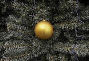 Weihnachtskugel auf einem Baum foto