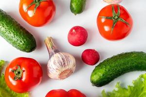 frisches Gemüse auf weißem Hintergrund. diät-food-konzept. Platz für Texte. foto