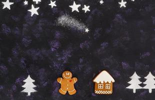 Weihnachtslebkuchenplätzchen auf dunklem Hintergrund foto